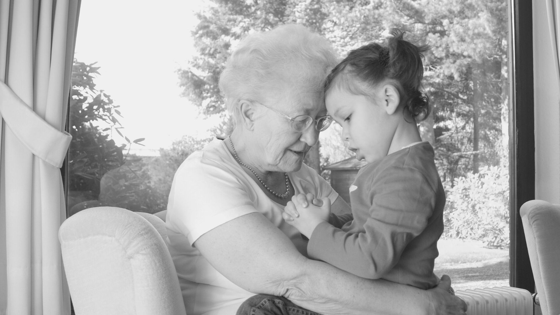 Hipótesis de la abuela: más longevos y dependientes socialmente